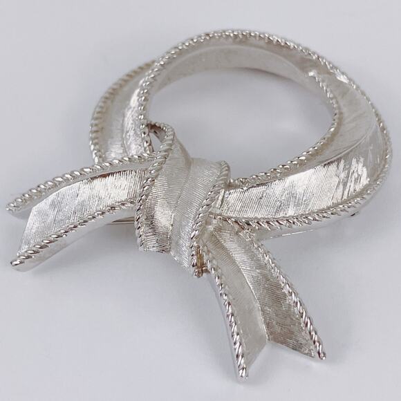 VTG Signed Trifari Ribbon Brooch Early 1970s Silver Tone Mid Century Style Pin - Picture 3 of 10